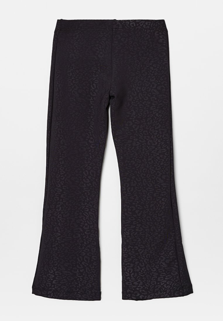 Pantalones acampanados negros con un sutil patrón de leopardo, hechos de tela elástica, con una cintura elástica para mayor comodidad.