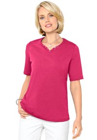 Fuchsia Kurzarmhemd mit V-Ausschnitt-Design, das dekorative Knöpfe entlang des Ausschnitts aufweist. Weicher Stoff mit lässiger Passform.