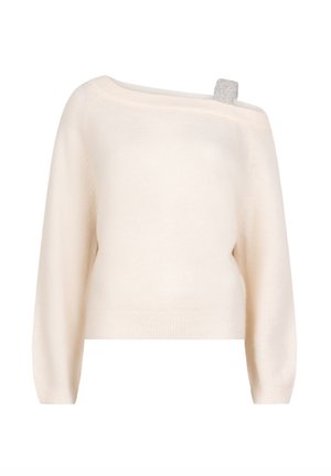 Off-white lange mouwen trui met een brede halslijn en een enkele zilveren banddetail op één schouder.