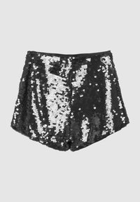 Shorts pailletés noirs et argentés avec une taille ajustée et une coupe ample, présentant une surface scintillante et un contraste de couleurs audacieux.