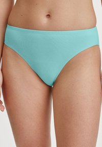 Lichtblauwe katoenen bikinislips met een gladde textuur en een brede tailleband, met een low-rise snit en een minimalistisch ontwerp.