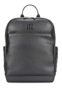 Zaino in pelle nera con superficie texturizzata, maniglia superiore e tasca con zip frontale. Presenta un logo sobrio impresso sul davanti.