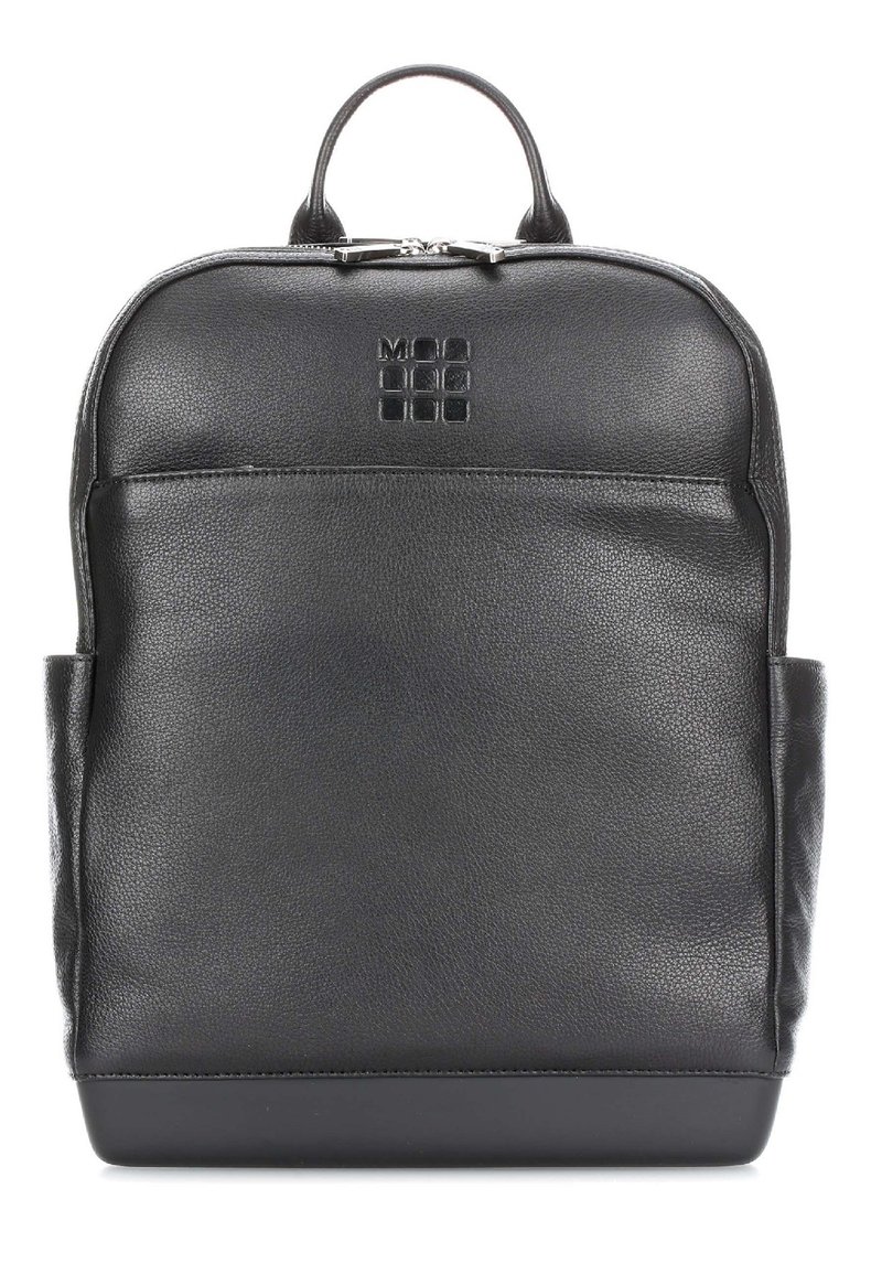 Zaino in pelle nera con superficie texturizzata, maniglia superiore e tasca con zip frontale. Presenta un logo sobrio impresso sul davanti.