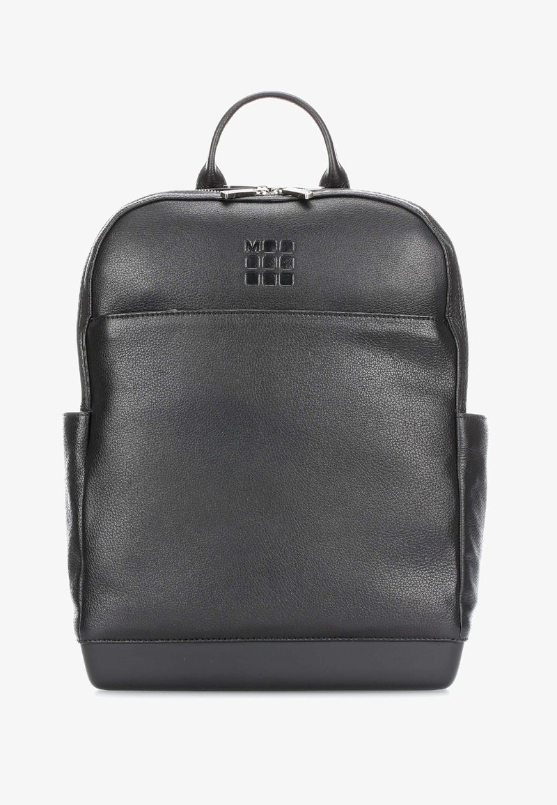 Zaino in pelle nera con superficie texturizzata, maniglia superiore e tasca con zip frontale. Presenta un logo sobrio impresso sul davanti.