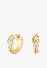 Pendientes de aro de oro con un diseño ondulado, que presentan múltiples gemas redondas y transparentes colocadas a lo largo de la curva exterior para un brillo adicional.