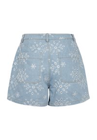 Vaaleansiniset farkkushortsit, joissa valkoiset kirjotut kukkakuviot ja kaksi takataskua, kuvattuna takaapäin.