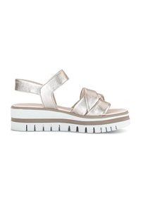 Sandali argentati metallici con cinturini incrociati, una soletta imbottita e una spessa suola in gomma bianca con texture rigata e accenti marroni.