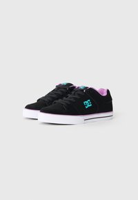 Zapatillas bajas negras con forro interior morado, logo turquesa en el costado, cordones negros y suelas blancas con rayas negras y moradas.