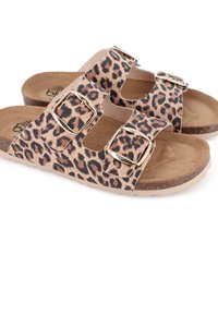 Sandalias de print de leopardo con dos correas ajustables, hebillas en tono dorado, planta de corcho y suela de goma texturizada.