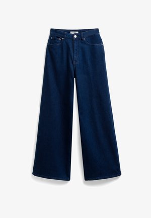 Široké tmavomodré džínsy s vysokým pásom, ktoré majú štandardný dizajn s piatimi vreckami a predné zapínanie na gombík. Hladká textúra.