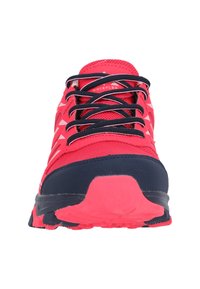 Chaussure de course pour homme avec un dessus rose vif, des accents marine, un mesh texturé et une semelle rembourrée ; elle présente un design classique à lacets et un logo.