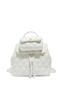 Zaino in pelle bianca trapuntata con pattina e hardware dorato, dotato di chiusura con coulisse e superficie imbottita per un effetto texture.