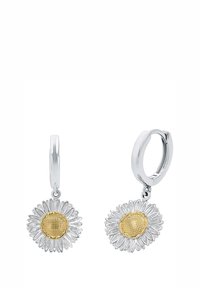 Pendientes de aro plateados con charms de girasol detallados que presentan centros dorados texturizados y pétalos plateados, sobre un fondo blanco.
