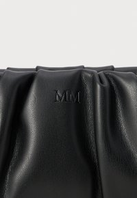 Borsa in pelle nera con finitura texturizzata, caratterizzata da un design arricciato e dettagli del logo "MM" in rilievo sulla parte anteriore.