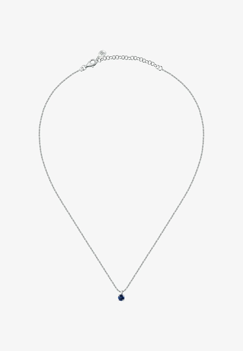 Collana in argento con un pendente di pietra blu singolo, design delicato, texture lucida e chiusura a gancio.