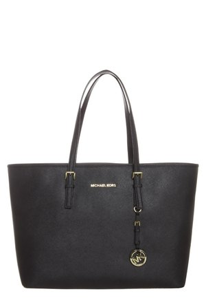 Sac cabas noir Michael Kors avec double poignées, logo doré et pendentif emblème MK doré suspendu.