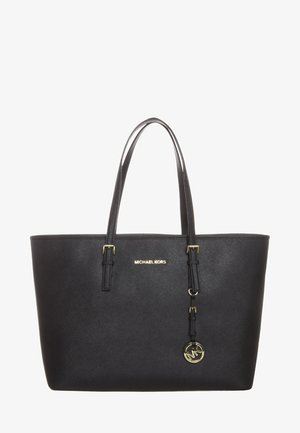 Czarna torba typu tote marki Michael Kors z podwójnymi uchwytami, złotym logo i złotym zawieszonym emblematem MK.
