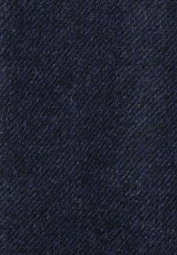 Mørkeblå denimstof med et diagonalt twillmønster, der har en lidt strukturert overflade. Farven har subtile variationer og dybde.