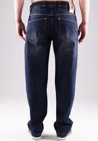 Dunkelblaue Jeans aus Denim mit geradem Bein, ausgestattet mit zwei Gesäßtaschen und Kupferakzenten. Sichtbares Etikett am Bund.