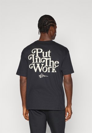 TEE PUT IN WORK - Tekninen t-paita - black