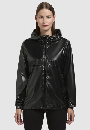 Veste noire, brillante et imperméable avec capuche, dotée d'un zip à l'avant, de poignets élastiques et d'une bande logo sur la poitrine.