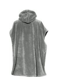 Poncho grigio in pile con cappuccio, caratterizzato da maniche corte, una consistenza morbida e un design ampio e oversize, ideale per calore e comfort.