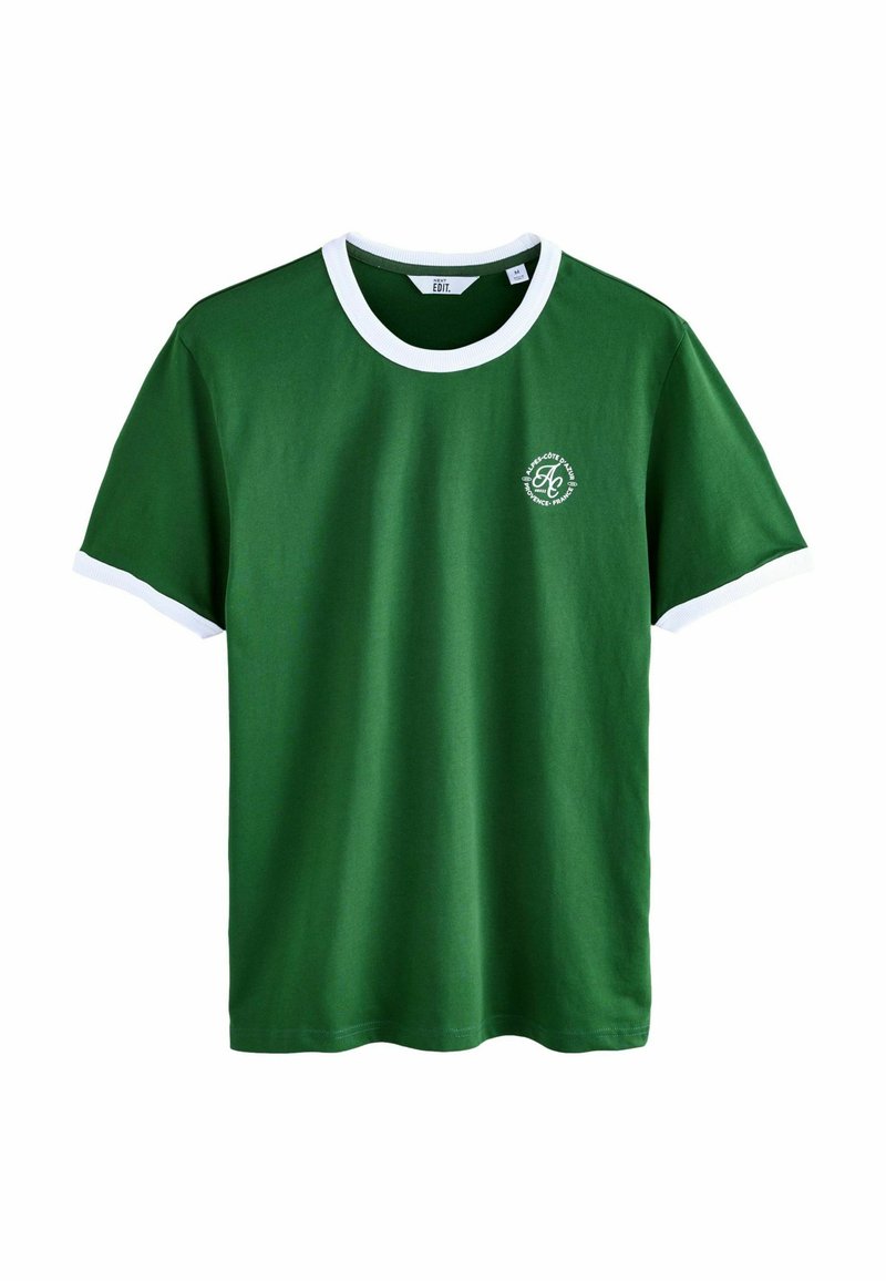 Grøn t-shirt med hvid ribbet krave og ærmeaccenter. Har et lille logo på brystet. Lavet af bomuldsstof.