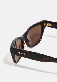 VOGUE Eyewear HAILEY BIEBER X VOGUE EYEWEAR - Lunettes de soleil - dark havana