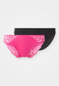 Twee paar damesondergoed: één zwart met een gladde textuur, één roze met bloemachtig kantaccent op de tailleband en beenopeningen.