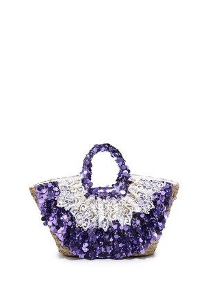 Sac cabas en paille décoré de grandes paillettes violettes brillantes et de volants en dentelle blanche, avec des anses recouvertes de paillettes.