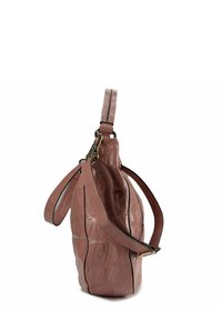 Bruine handtas van nep-krokodillenleer met een gebogen silhouet, een enkele schouderriem en contrasterende zwarte stiksels langs de randen.