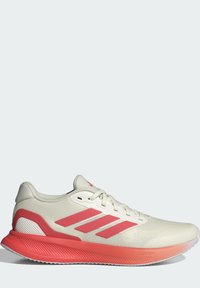 Jasno beżowe buty sportowe z różowymi akcentami, cholewka z teksturowanej tkaniny, prążkowana podeszwa środkowa oraz detal Cloudfoam. Charakteryzują się sznurowanym wzorem i logo.