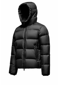 Zwarte pufferjack met capuchon, gewatteerd ontwerp, ritssluiting zijzak en een gestructureerde afwerking. Geïsoleerd voor warmte en comfort.