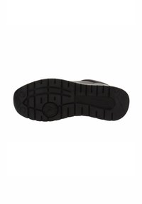 Suola di scarpa in gomma nera con un motivo testurizzato, dotata di scanalature profonde per la trazione e un logo circolare al centro.