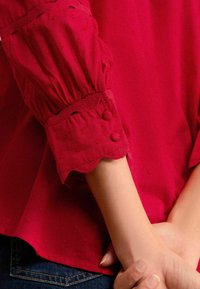 Love & Roses V NECK RIC RAC  - Blúzka so zapínaním na gombíky - red