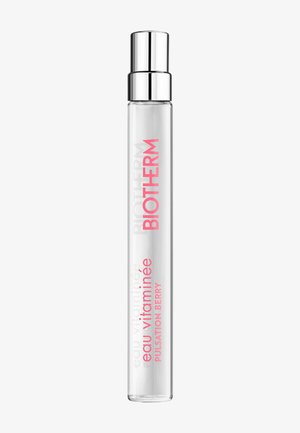 Flacon spray transparent Clear Biotherm eau vitaminée Pulsation Berry avec bouchon argenté et texte d'étiquette rose sur fond blanc.