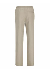 Beige bukser med lige ben, lavet af vævet stof, med elastisk talje og en baglomme. Ingen synlige mønstre eller detaljer.