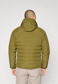 Oliven grønn dunjakke med hette, med quiltet design, elastiske mansjetter og en lett figursydd silhuett. Glatt tekstur.