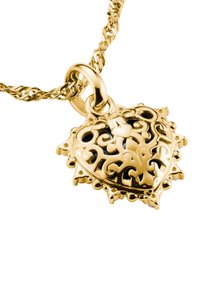 Goldherzanhänger an einer verdrehten Kette mit kunstvollen Mustern und ausgestanzten Designs, ausgestattet mit einer polierten Oberfläche und verzierten Kanten.