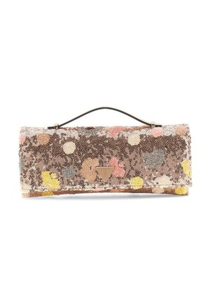 Pochette rectangulaire à sequins avec des taches multicolores et une petite poignée supérieure, ornée d’un logo Guess en métal au centre devant.