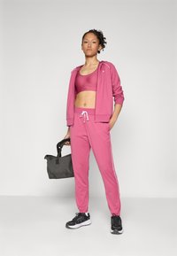 Under Armour INFINITY MID BRA - Športni modrček s srednjo podporo - fuchsia dusk/dark maroon