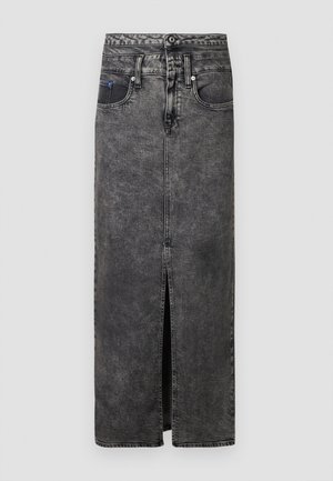 Schwarzer Denim-Maxikleid mit einem Schlitzen vorne, mit einem Bund, Gürtelschlaufen und zwei Taschen. Leicht strukturierte Oberfläche mit verblassten Bereichen.