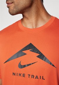 Nike Performance M NK DF TEE TRAIL LOGO - Športne majice - vintage coral/black