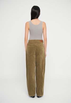 Rank 14: Baum und Pferdgarten - NARA - Trousers