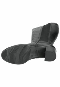 Bota alta de cuero negro hasta la rodilla con panel lateral elástico, suela de goma texturizada y un tacón modesto. Presenta un acabado liso y sin adornos visibles.