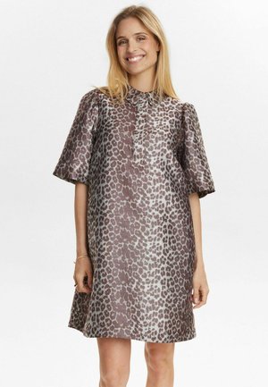 Leopardprint jurk van een zijdezachte stof, met korte pofmouwen, een kraag en een comfortabele pasvorm. Kleuren zijn lichtbruin en crème.