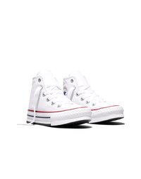 Een paar witte hoge canvas sneakers met rubberen zolen, rode en blauwe strepen, en witte veters, geplaatst op een witte achtergrond.