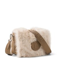 Tan kunstpels crossbody-tas med en blød tekstur, der har en rund form, læderdetaljer og en bred justerbar rem med præget branding.
