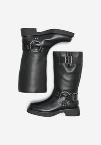 Stivali alti in pelle nera con tacco spesso, finitura opaca, due cinturini regolabili con fibbie e anelli in argento. Texture liscia.