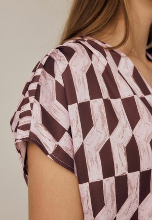 Next, PETITE FIT - SHORT SLEEVE V-NECK BLOUSE  . - Blouse - pink brown geometric print